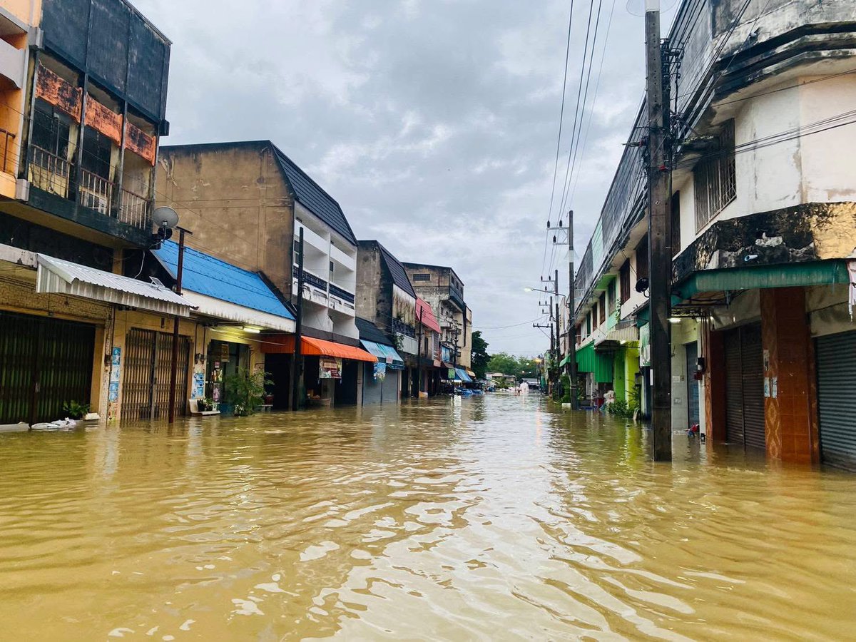 19xx_22's tweet image. สตูลน้ำท่วมหนักมากไม่แพ้หาดใหญ่เลยครับ ไม่ว่าจะเป็นในเมืองหรือนอกเมือง 
น้ำมาเร็วมาก ฝนตกหนักมากอย่างต่อเนื่อง
ตอนนี้เป็นทะเลหมดแล้ว อะไรที่ไม่เคยได้เห็น
ได้เห็นแล้วในปี 2568  

#น้ำท่วม  #น้ำท่วมภาคใต้  #น้ำท่วมสตูล