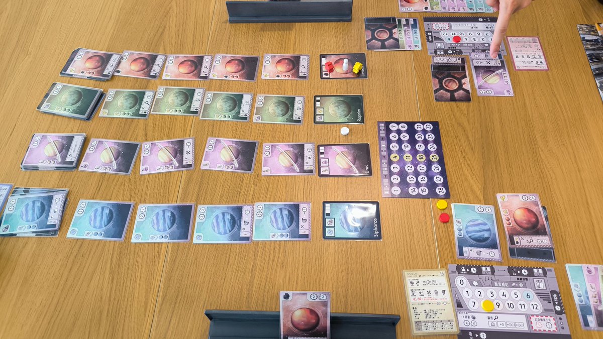 テウスフィア　対戦　プレイ時間60分くらい
初回にしてはサクサク出来た！
母船とともに惑星を探査し時間と酸素を消費しながら加工した資源を元に開発や報告で点数を稼ぐ
ソロもスコアアタックだから研究したいね
カードデザインがなんかキレイ、裏もなぜかキラキラしてるように見える🤤