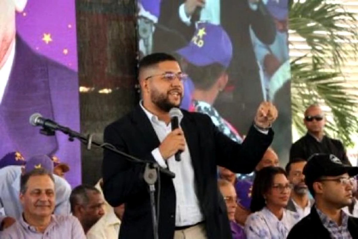 keilin_mota's tweet photo. ¡Bienvenido al PLD, compañero Juan! 👏✊

Un mensaje muy emotivo marcó la entrada del compañero Juan Mendoza a las filas de nuestro partido en la provincia #DuarteEsPLD⭐️.

Cuando le preguntaron por qué el PLD, Juan respondió: Porque aquí se servía a la gente sin mirar banderas. https://t.co/9y0J6vAj8A