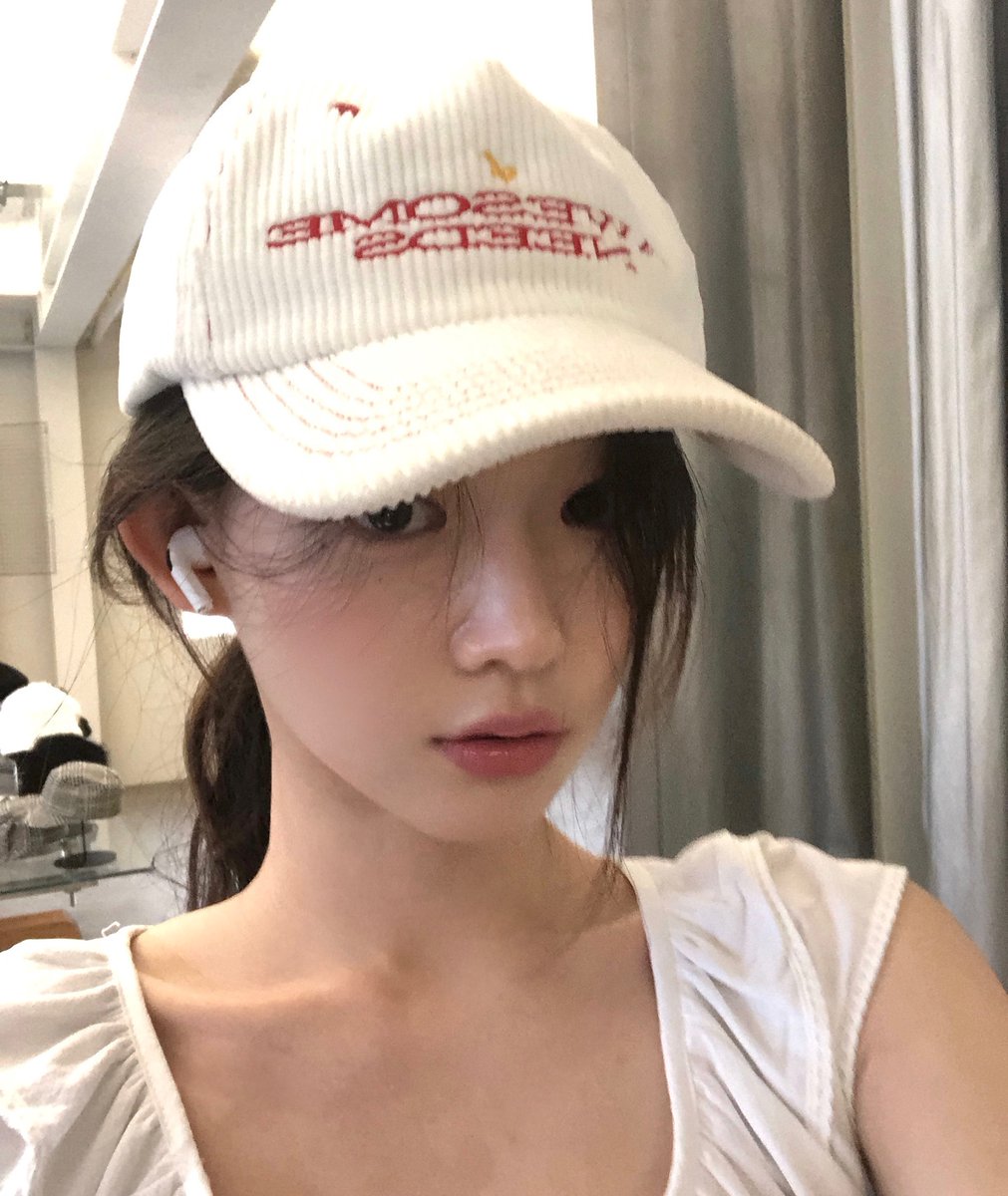 c_yoonjiiii's tweet image. monday expression! have a good day everyone ♡