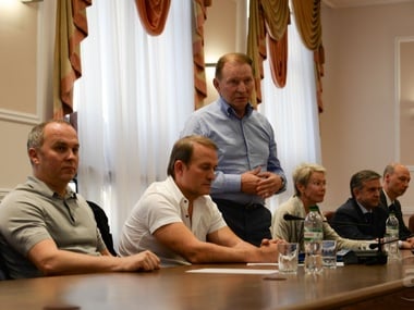 LesyaUA7Evropa's tweet image. Там порошенко незадоволений нашою переговорною групою,настрочив писульку в т/ каналі.
Ей, петро,згадай свою переговорну групу, яку ти послав до терористів.
Шуфрич і медведчук!! Оце патріотів послав!!