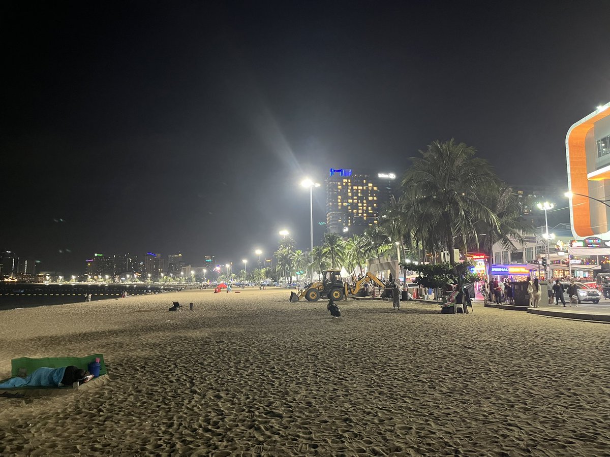 automatic787's tweet image. ビーチロードのストリートガールを見物して来ました😁

たくさんいますねー

いい嬢が居たら値段だけ確認しようと思ってましたが、値段を聞きたくなる事はありませんでした🤣