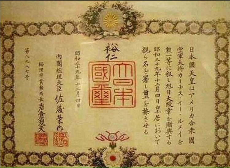 chaseshinjitsu's tweet image. This traitorous minister&apos;s grandfather had the Emperor award a medal to General Curtis LeMay, who massacred Japanese civilians en masse. His father privatized the postal service and handed over $2.234 trillion to the US. He is of non-Japanese bloodline.

#CSIS