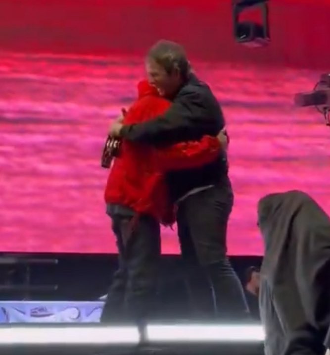 therealnoelyg's tweet image. first hug vs last hug of the tour