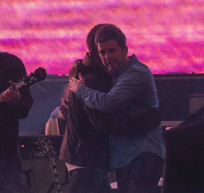 therealnoelyg's tweet image. first hug vs last hug of the tour