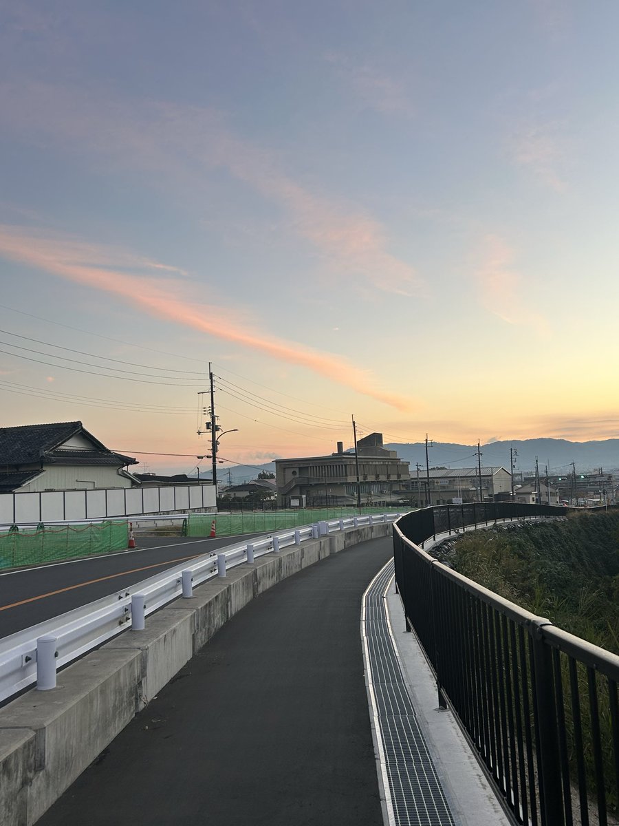 Moca54881291's tweet image. おはステ5°
今日も踏切で待ってると吐く息 白いです
自転車道を登ってると明るくなってきました🌅
国道沿いに赤い長い雲が！☁️
帰りに池を通るとおじさんが鴨🦆に餌やってました  鴨🦆寄ってくる〜
カラス🐦‍⬛がお溢れ 狙ってます😆

#STEPNActivationcode
👉 75995884

#STEPN
#STEPNGO