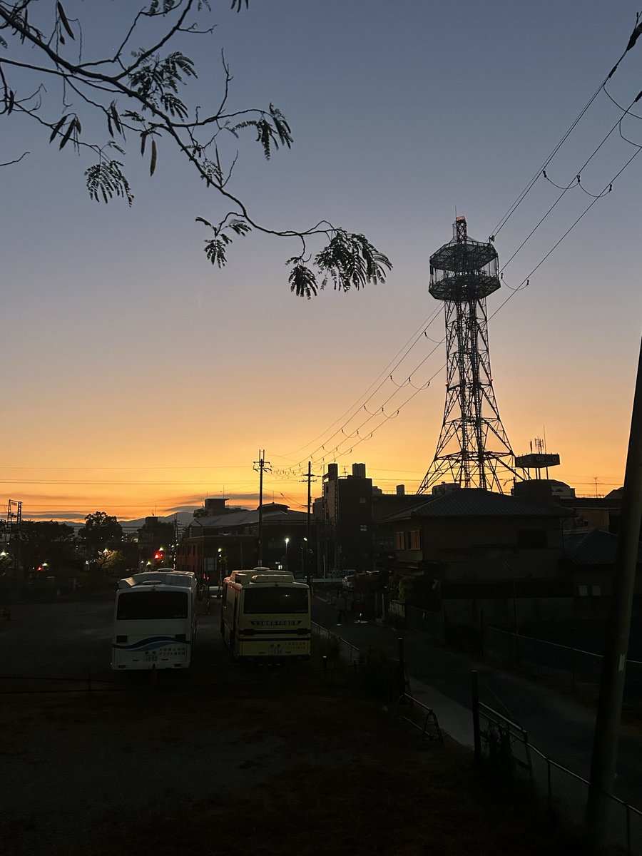 Moca54881291's tweet image. おはステ5°
今日も踏切で待ってると吐く息 白いです
自転車道を登ってると明るくなってきました🌅
国道沿いに赤い長い雲が！☁️
帰りに池を通るとおじさんが鴨🦆に餌やってました  鴨🦆寄ってくる〜
カラス🐦‍⬛がお溢れ 狙ってます😆

#STEPNActivationcode
👉 75995884

#STEPN
#STEPNGO