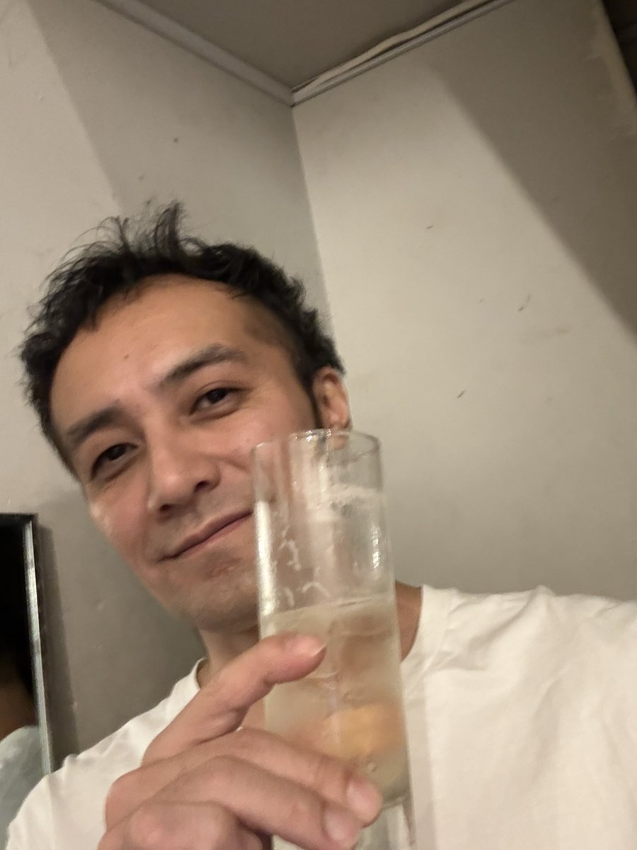 千秋楽ー‼️
ほんとあっという間で😭
連日美味しいご飯とお酒を頂いております🙇‍♂️

ありがたい事に満席頂いております！
小田急線が今朝の事故でダイア乱れてると思いますので、余裕持ってお越し頂けると幸いです！

この写真良いよねw
ミート・舞手だよ✌️
#近代能楽集2025