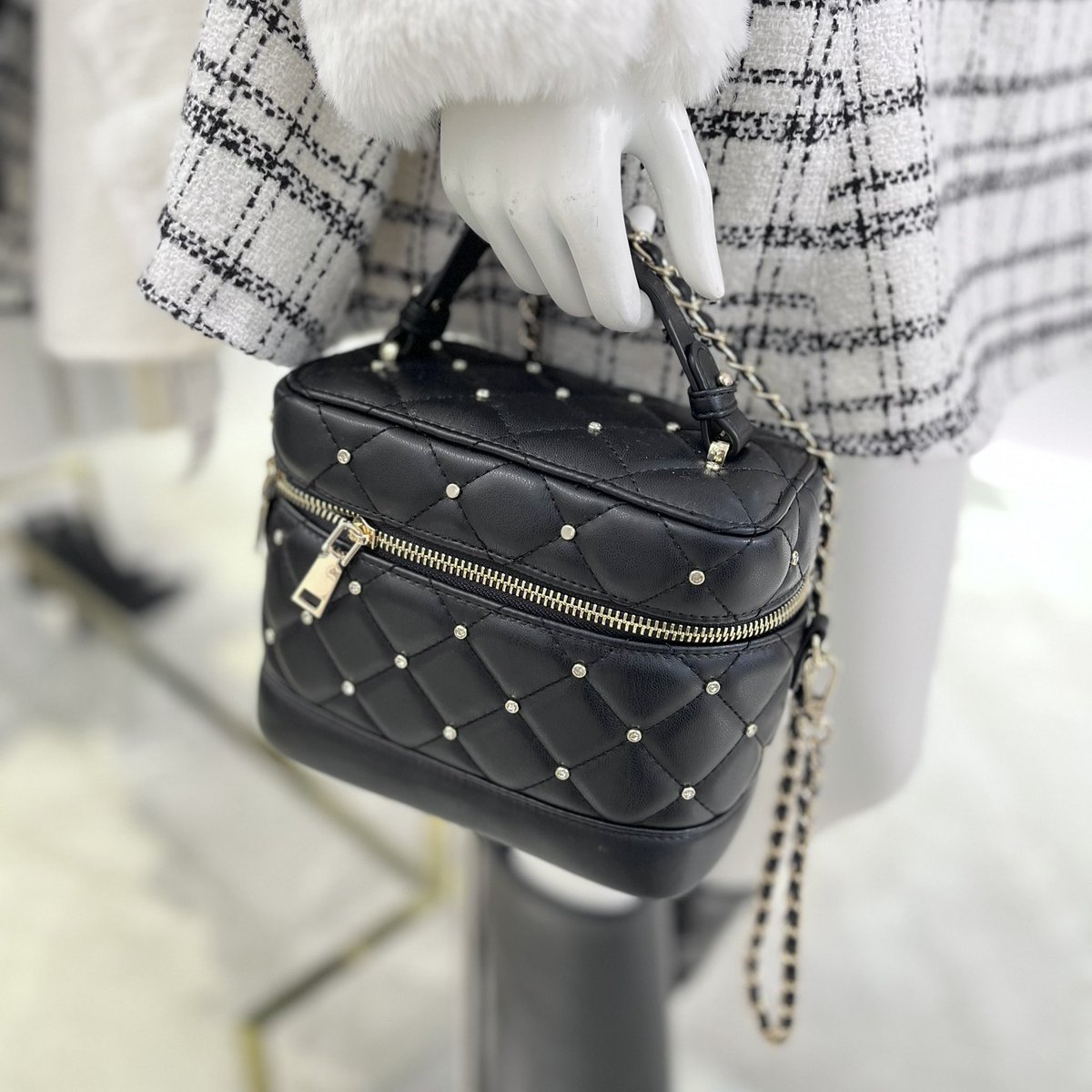 SHIBUYA109NET's tweet image. 大人ガーリーなセットアップ🖤✶⋆.˚

キラキラストーンがついたバニティバッグと
相性抜群💎

✔︎︎︎︎ 2F ROYAL PARTY

@royalpartyweb