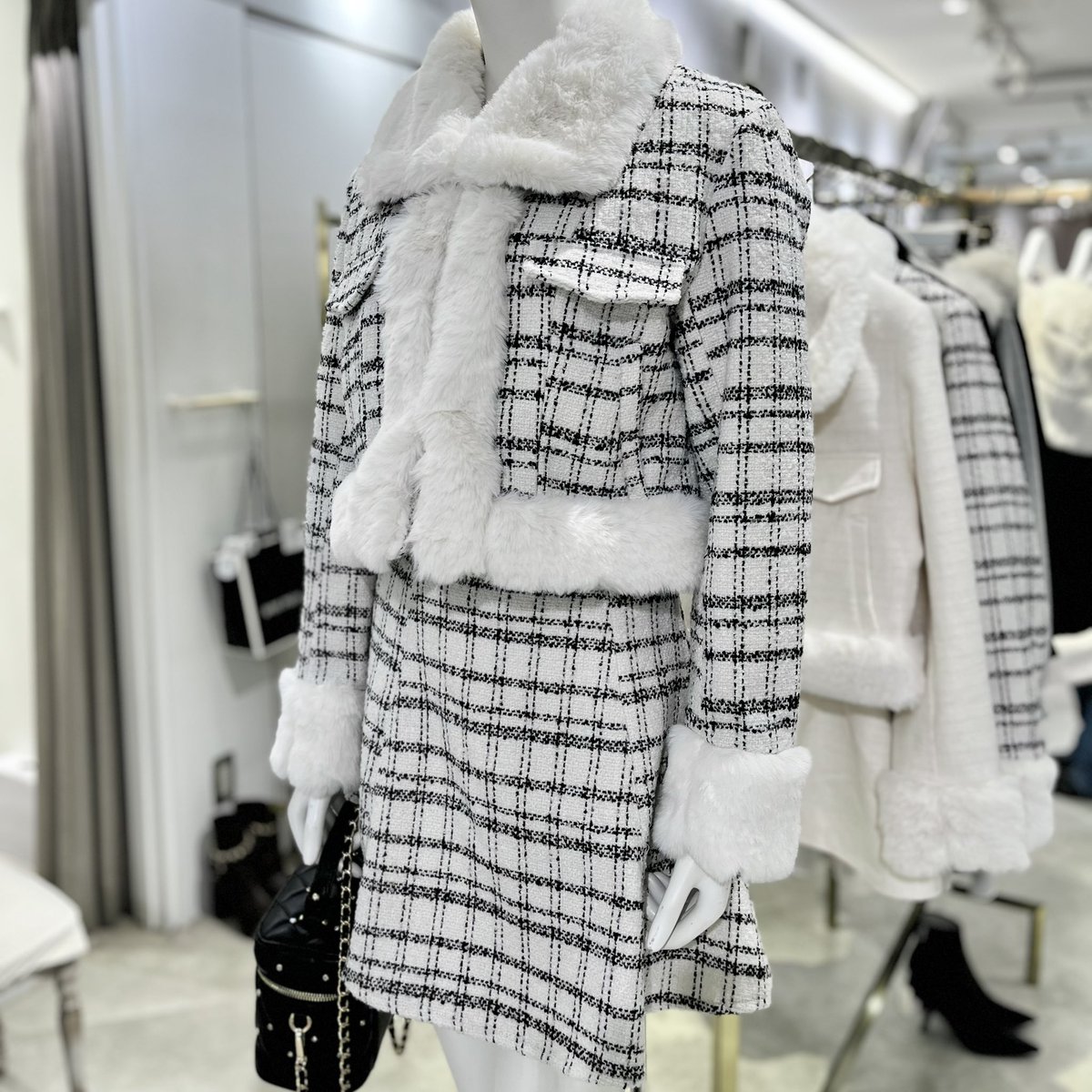 SHIBUYA109NET's tweet image. 大人ガーリーなセットアップ🖤✶⋆.˚

キラキラストーンがついたバニティバッグと
相性抜群💎

✔︎︎︎︎ 2F ROYAL PARTY

@royalpartyweb