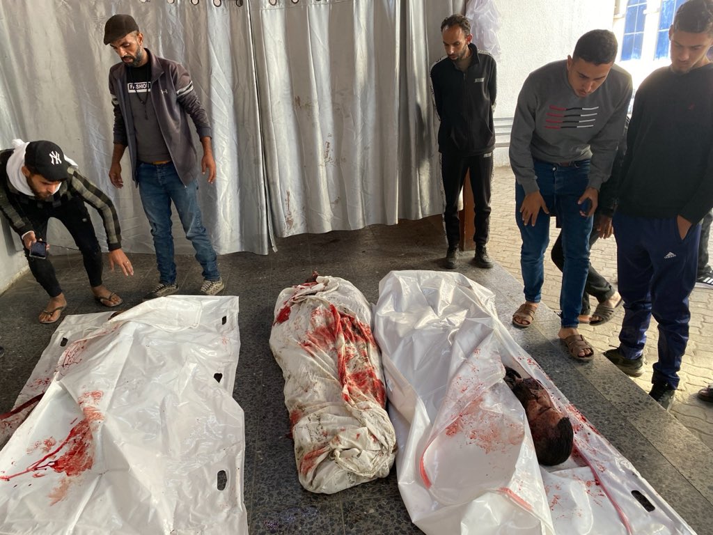 AbujomaaGaza's tweet image. Israeli violations of Trump’s ceasefire in Gaza:

▪️342 killed in Israeli military attacks 
▪️875 wounded in Israeli military attacks
▪️35 kidnapped by the Israeli military