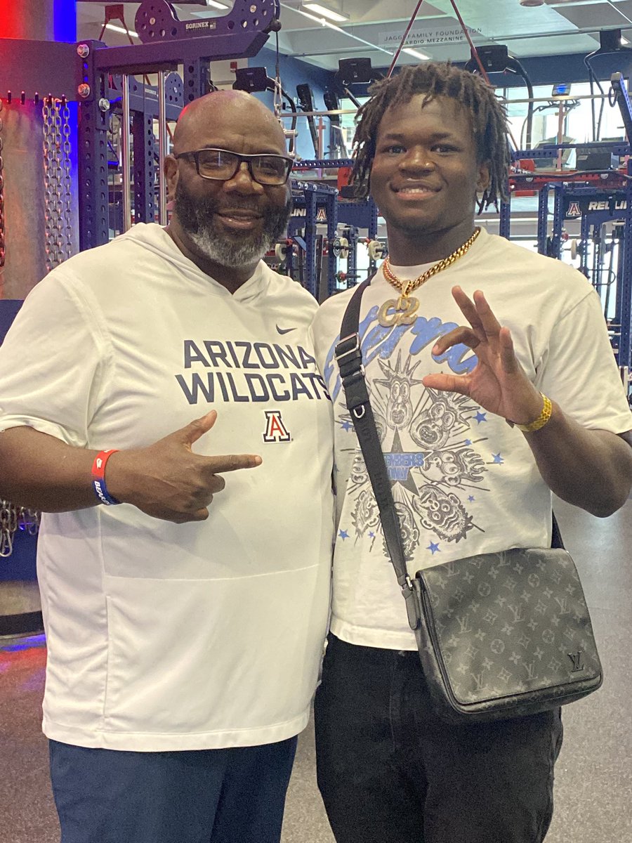 Atmosphere was crazy!!! Appreciate you coach Zo and all the other coaches who show me love! Mc Hammer was in the building too (way before my time)!! <a href="/RealCoachCarter/">Alonzo “Zo” Carter</a> <a href="/LambertTashaun/">Tashaun Lambert</a> <a href="/Josh_Bringuel/">Josh Bringuel</a> <a href="/coachBSanders18/">Brandon Sanders</a> <a href="/brayden_haena/">Brayden Hāʻena</a> <a href="/riqthompson14/">Tariq Thompson</a> <a href="/CoachGonz/">Coach Gonzales</a> <a href="/CoachBrennan/">Coach Brennan</a>