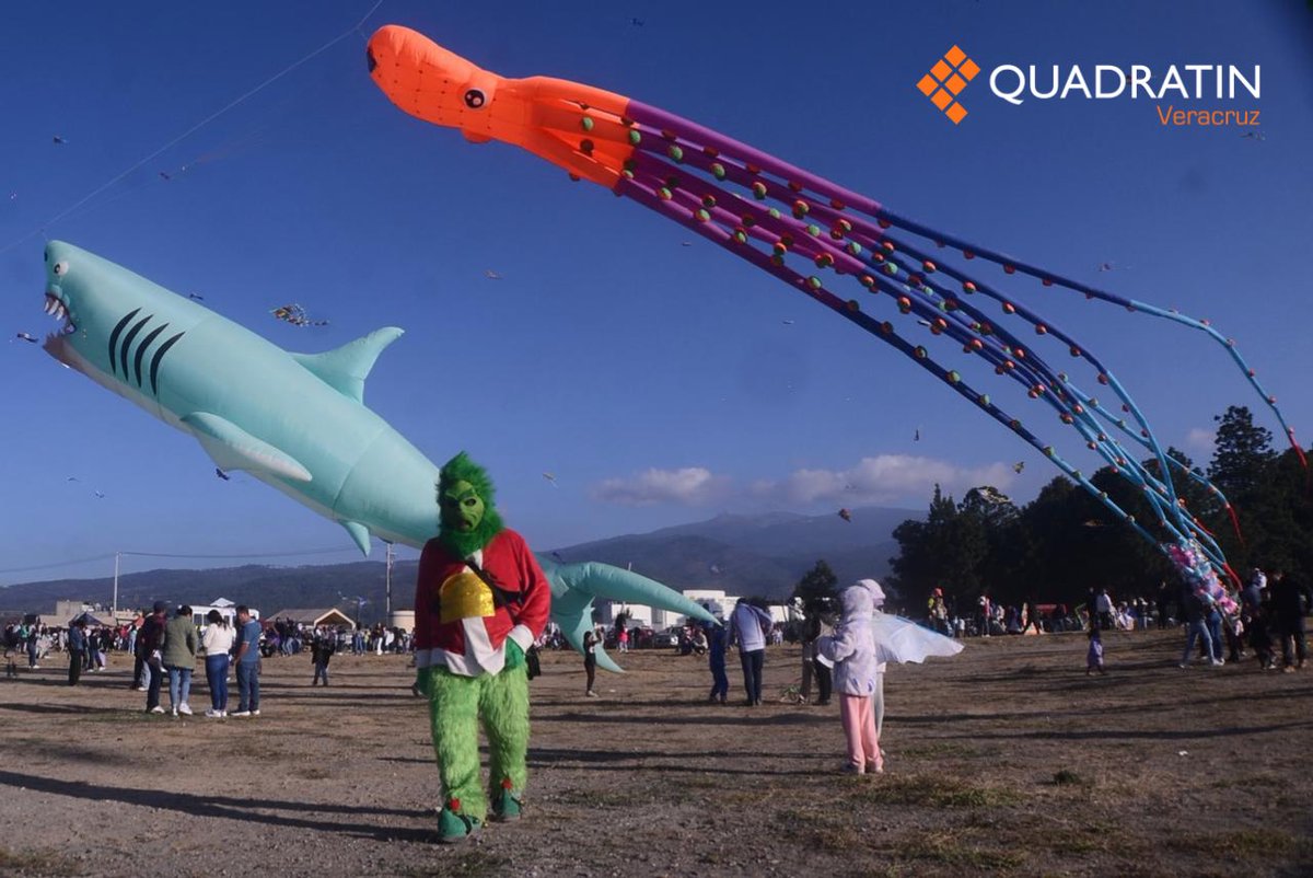 Quadratin_Ver's tweet image. 🎪🪁 Tarde de marionetas gigantes y papalotes de Perote 🪁🎪
La imaginación se eleva entre colores, risas y figuras enormes que llenan el cielo y las calles. 🌈✨
📸: @tonavarroo 
#Perote #Papalotes #TardeMágica #CulturaViva #SoloVeracruzEsBello #VeracruzEstáDeModa #Quadratín