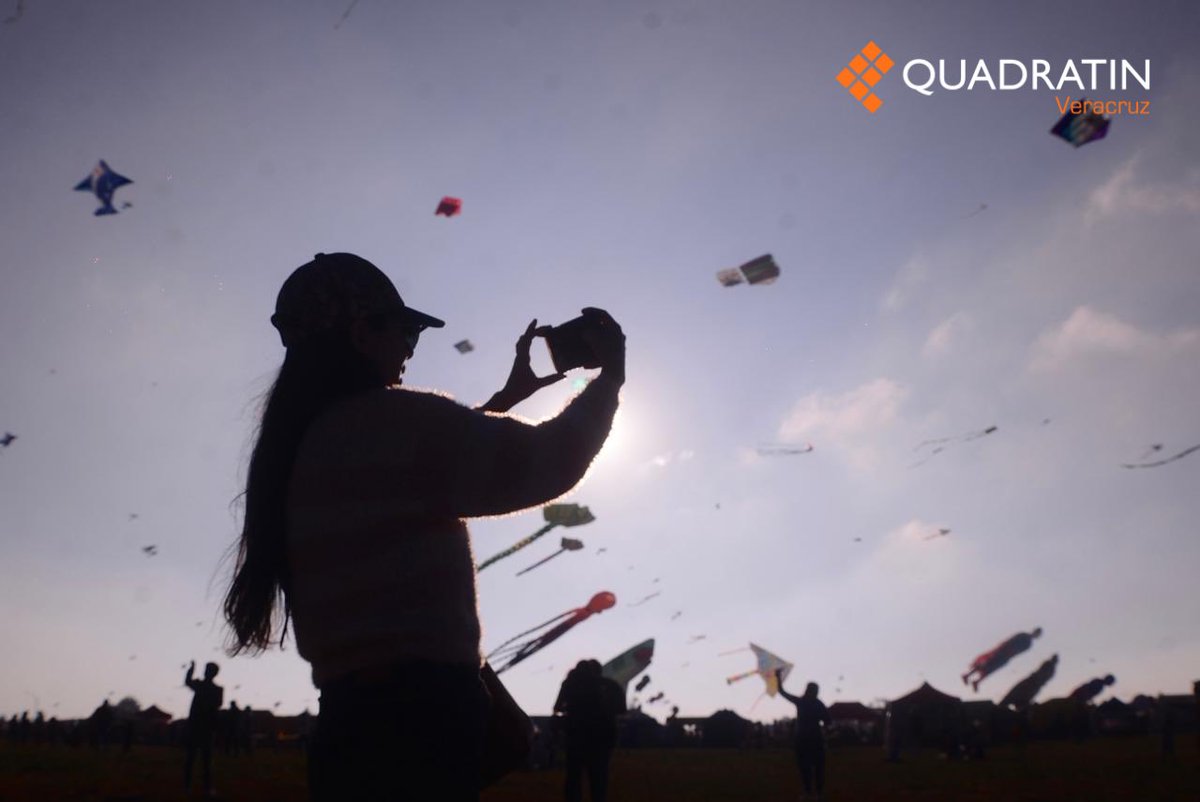 Quadratin_Ver's tweet image. 🎪🪁 Tarde de marionetas gigantes y papalotes de Perote 🪁🎪
La imaginación se eleva entre colores, risas y figuras enormes que llenan el cielo y las calles. 🌈✨
📸: @tonavarroo 
#Perote #Papalotes #TardeMágica #CulturaViva #SoloVeracruzEsBello #VeracruzEstáDeModa #Quadratín