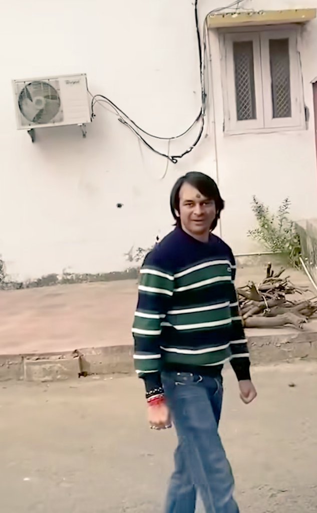 AjitYadav260's tweet image. इधर अभी सब पार्टी के लोग विहार में हुए चुनाव के हार के बाद अभी तक सही से बाहर नहीं निकल रहे है 

और तेजू भैया अपने पुराने काम पे लग गए है पुराने काम बोले तो ब्लॉगिंग का 

तेजू भैया ब्लॉग बनाते हुए आज किसी दूध की डेरी पे पहुंच गए है वहां दूध की जानकारी ले रहे है 

अब तेजू भैया…