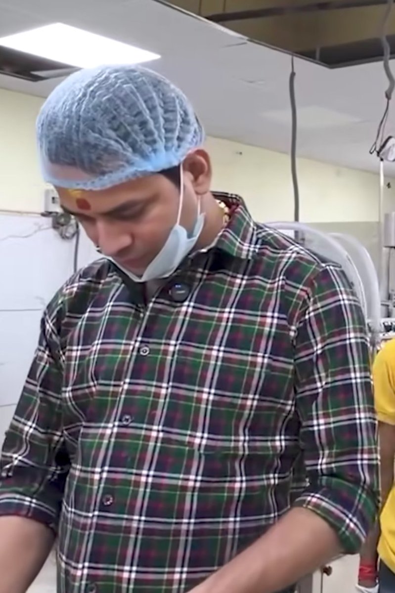 AjitYadav260's tweet image. इधर अभी सब पार्टी के लोग विहार में हुए चुनाव के हार के बाद अभी तक सही से बाहर नहीं निकल रहे है 

और तेजू भैया अपने पुराने काम पे लग गए है पुराने काम बोले तो ब्लॉगिंग का 

तेजू भैया ब्लॉग बनाते हुए आज किसी दूध की डेरी पे पहुंच गए है वहां दूध की जानकारी ले रहे है 

अब तेजू भैया…