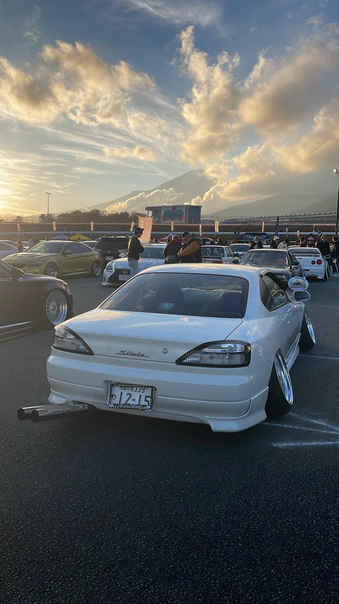 左隣のセダンカップルには聞こえるように陰口言われるし、ラグビー芸人みたいな見た目のスタッフには嫌な感じの誘導されるし、朝から悲しくなるスタネでしたw