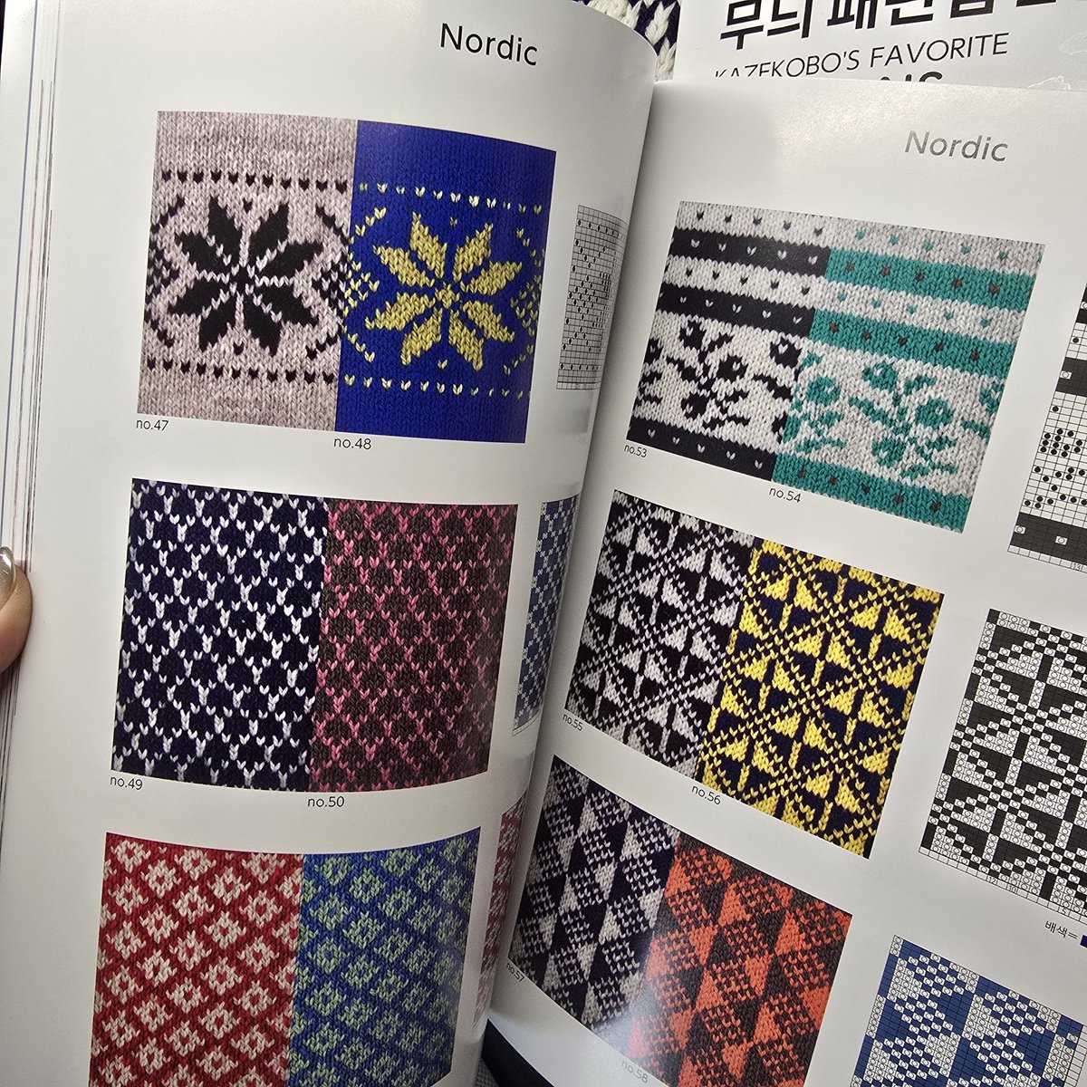 gauze_62045's tweet image. 🧶RT이벤트🧶
바람공방의 무늬패턴집 200, 바람공방의 배색패턴집 277🥹🧶🔥
무늬 패턴집은 레이스와 케이블, 아란을 모두 엮었고 배색패턴집은 체크, 페어아일, 노르딕 등 다양한 무늬를 실었어요.
아름답고 실용적인 패턴과 무늬만 모여있어 옆에 딱 끼고 있을 것 같습니다:)
타래에 계속⬇️