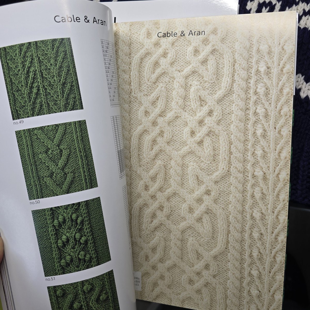 gauze_62045's tweet image. 🧶RT이벤트🧶
바람공방의 무늬패턴집 200, 바람공방의 배색패턴집 277🥹🧶🔥
무늬 패턴집은 레이스와 케이블, 아란을 모두 엮었고 배색패턴집은 체크, 페어아일, 노르딕 등 다양한 무늬를 실었어요.
아름답고 실용적인 패턴과 무늬만 모여있어 옆에 딱 끼고 있을 것 같습니다:)
타래에 계속⬇️