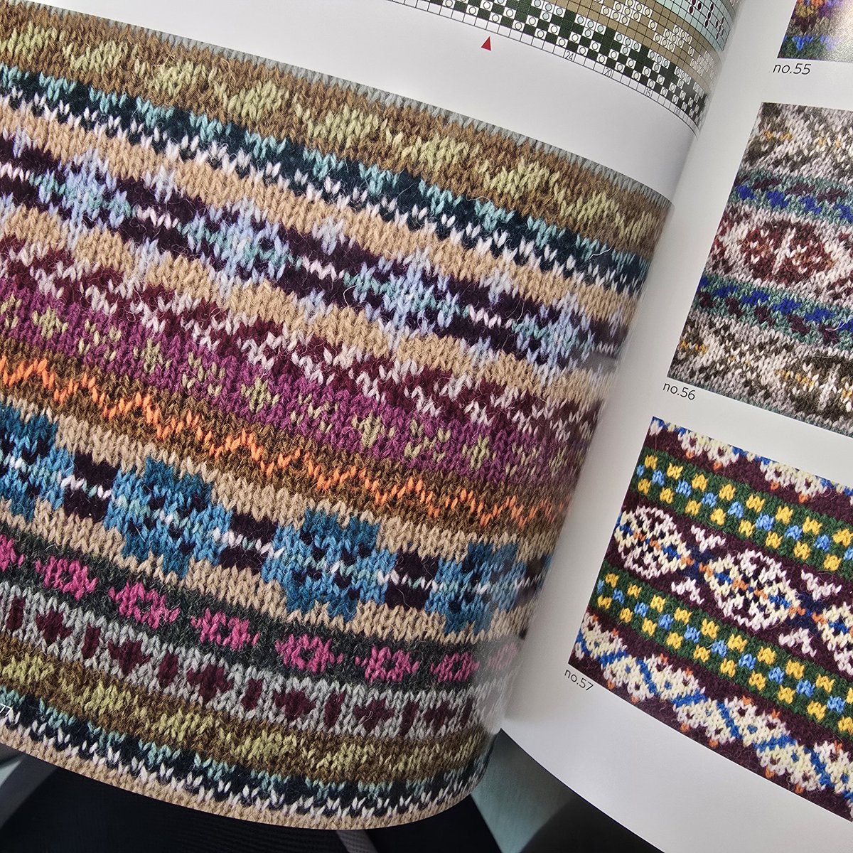 gauze_62045's tweet image. 🧶RT이벤트🧶
바람공방의 무늬패턴집 200, 바람공방의 배색패턴집 277🥹🧶🔥
무늬 패턴집은 레이스와 케이블, 아란을 모두 엮었고 배색패턴집은 체크, 페어아일, 노르딕 등 다양한 무늬를 실었어요.
아름답고 실용적인 패턴과 무늬만 모여있어 옆에 딱 끼고 있을 것 같습니다:)
타래에 계속⬇️