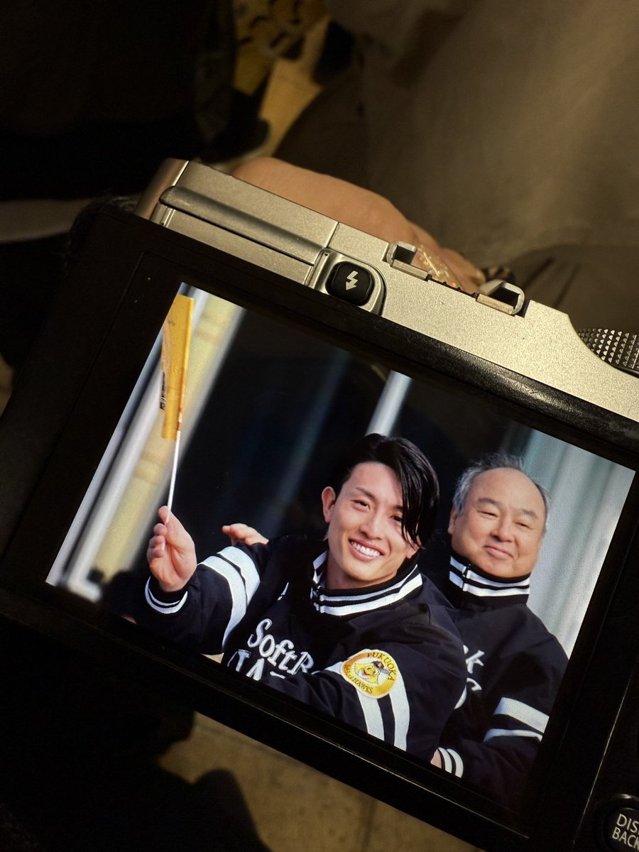 maaaxim06's tweet photo. おじさんがスペース詰めて最前に入れてくれたおかげで目線いただきました😭😭😭しかもベストポーズすぎる🫶毎回この場所で撮ってるって言ってたから私の場所取りは間違いなかった✌️ #sbhawks #優勝パレード https://t.co/WdeemAkAMZ