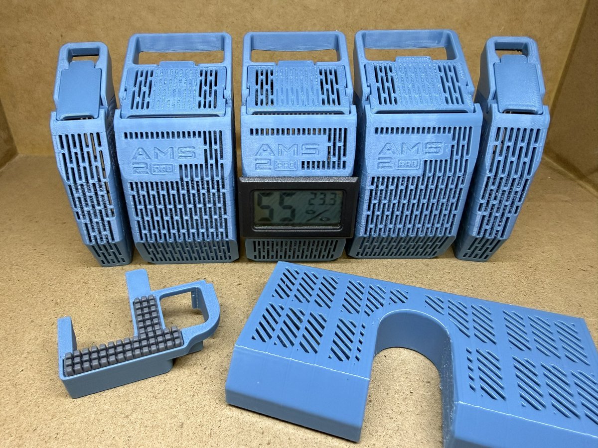 sat_chan_pe's tweet image. パーツ色々製作中。カッコイイのあったので選択。(蓋の裏が可愛い😍)
makerworld.com/ja/models/1680…

マ◯タブルーでツール感あってめっちゃいい感じヽ(´▽｀)/
湿度が37%→19%に。
もちろんシリカゲルはコレ。
amzn.asia/d/aaP4jKJ
#P2S
#AMS2
#3Dフィラメント工房
#BambuLab 
#サンステラ