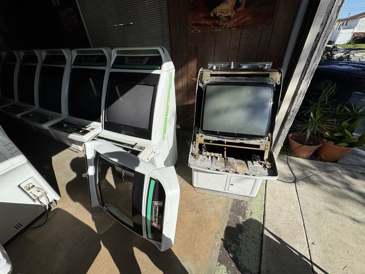 Gillaxian tweet media