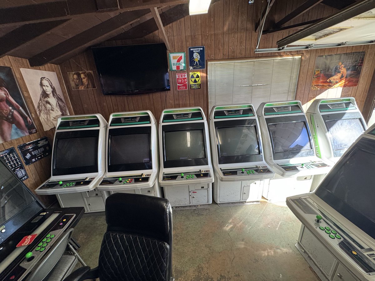 Gillaxian tweet media