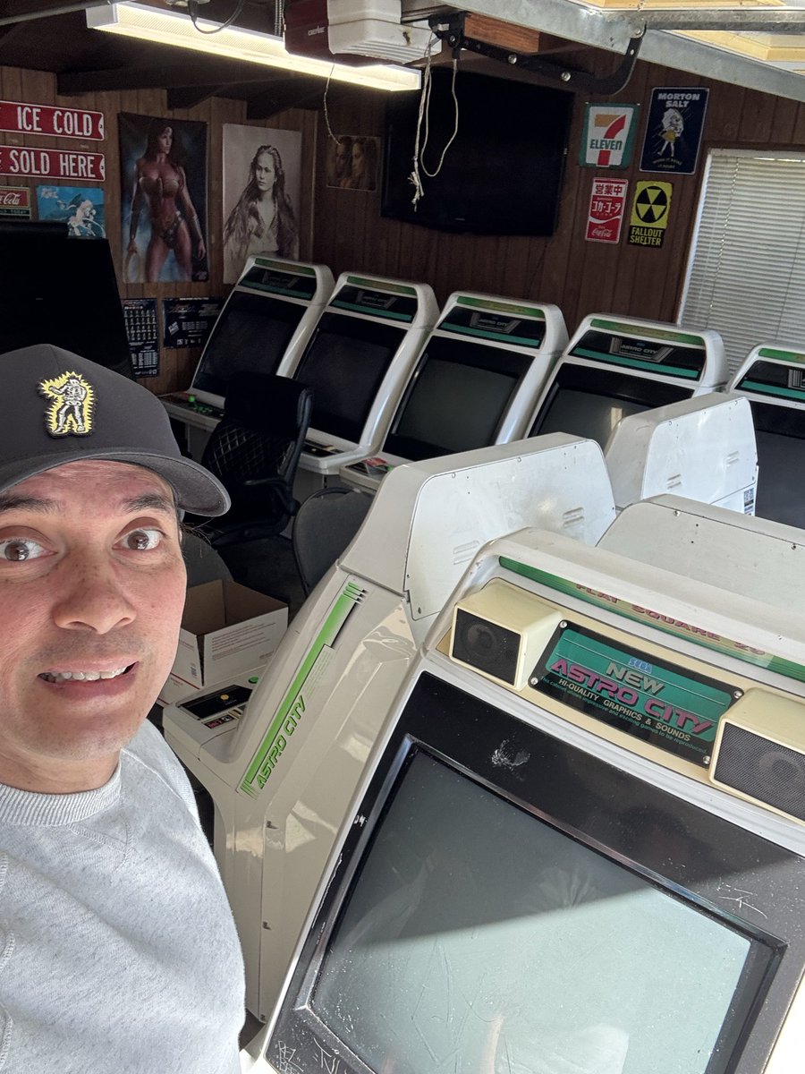 Gillaxian tweet media