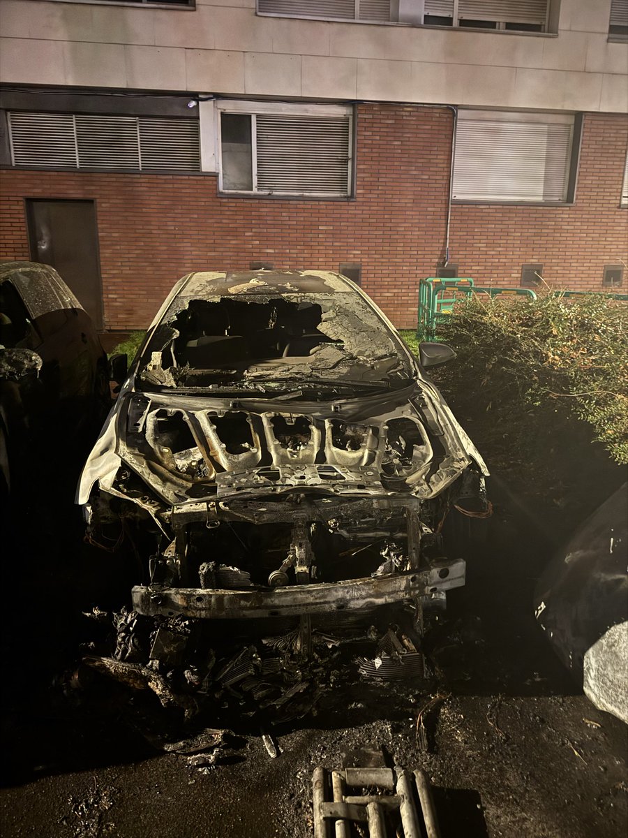 si_nay92's tweet image. J’ai toujours dû travailler 2x + pour avoir ce que je voulais. J’ai acheté un véhicule pour avoir un deuxième emploi, travailler de nuit et payer mon mariage. 

On me réveille à 02h du matin parce que des clochards m’ont brûlé mon outil de travail.