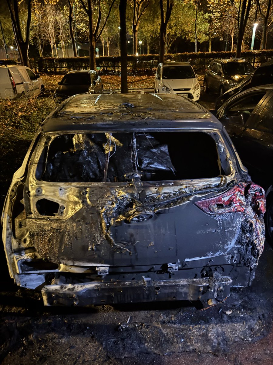 si_nay92's tweet image. J’ai toujours dû travailler 2x + pour avoir ce que je voulais. J’ai acheté un véhicule pour avoir un deuxième emploi, travailler de nuit et payer mon mariage. 

On me réveille à 02h du matin parce que des clochards m’ont brûlé mon outil de travail.