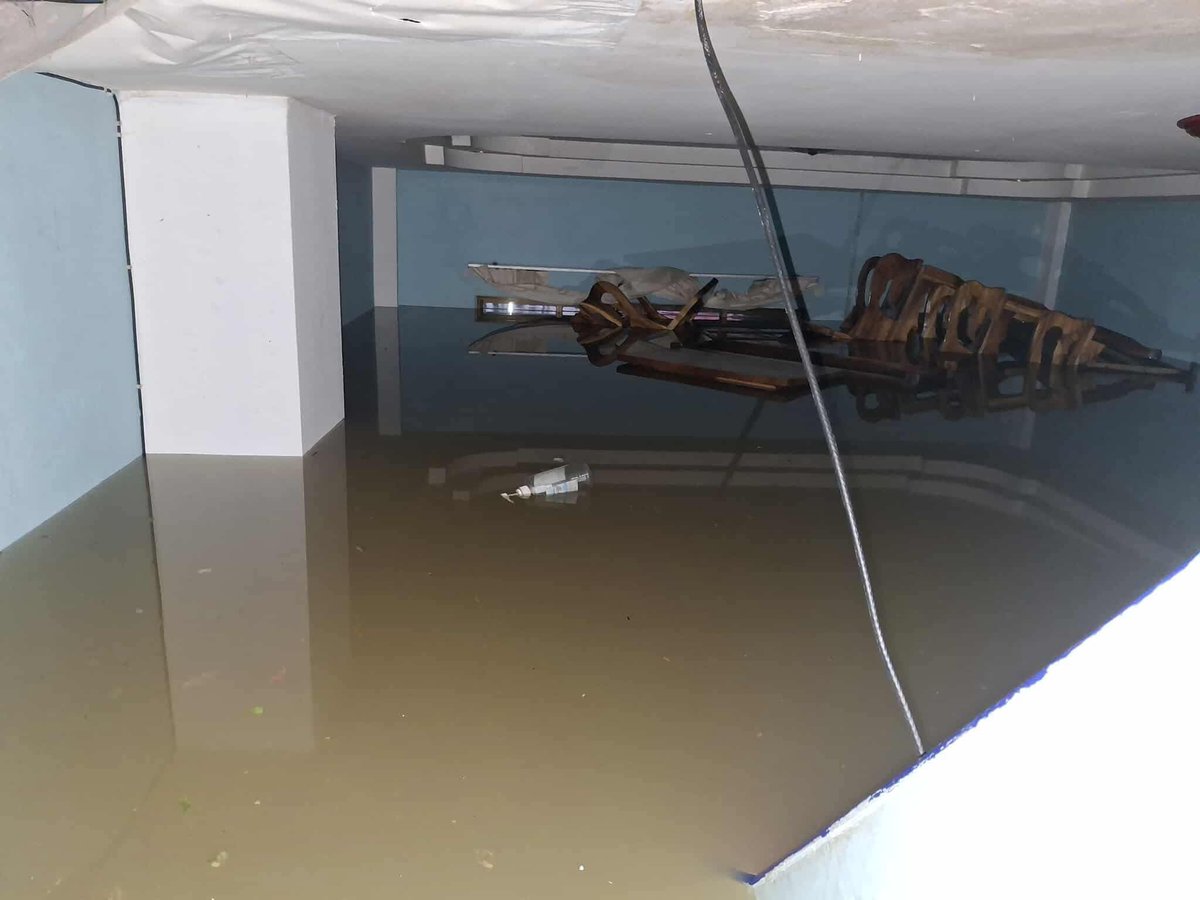 pickybuboooo's tweet image. กุไม่ไหวแล้วอะ มันมีใครสามารถมาช่วยได้อีกบ้าง หาดใหญ่ไม่ไหวแล้วจริง ๆ บ้านกุชั้น 1 จมไปแล้ว😭 เป็นห่วงที่บ้าน อาหารจะหมดแล้ว ออกไปไหนไม่ได้แล้วเพราะชั้น 1 มิดหัว น้ำเพิ่มเยอะมาก
 #น้ำท่วมหาดใหญ่