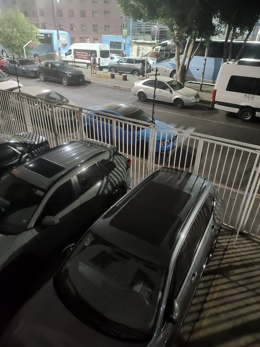 charlyent's tweet photo. Necesitamos salir y por el concierto dejaron un carro estacionado frente a mi estacionamiento necesito hagan algo #AlcaldiaIztacalco #PoliciadeTransito https://t.co/db6pN5npUy