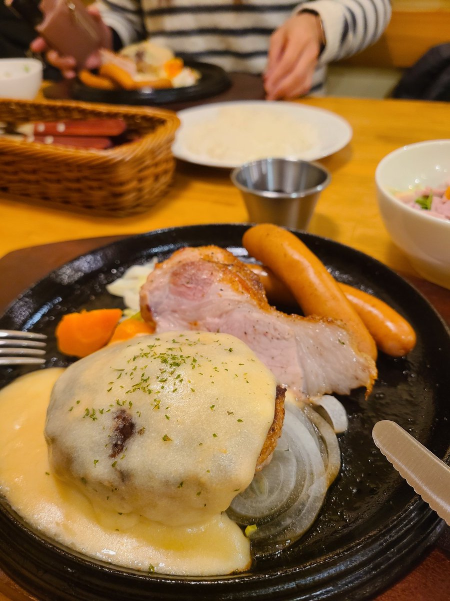 Bikedeomoro's tweet photo. 久し振りのマスツー🏍️🏍️🏍️
道の駅はなぞの近くの豚肉専門レストランエイトでランチ✨
🍚おかわり無料はありがたい🤭
長瀞駅周辺の紅葉は綺麗でした🍁
帰り道で偶然イルミネーションも見れてラッキー
😍✨🎄✨
遅め集合早め解散のルートでしたが色々と充実した一日でした🍀 https://t.co/Nu602JOy6O