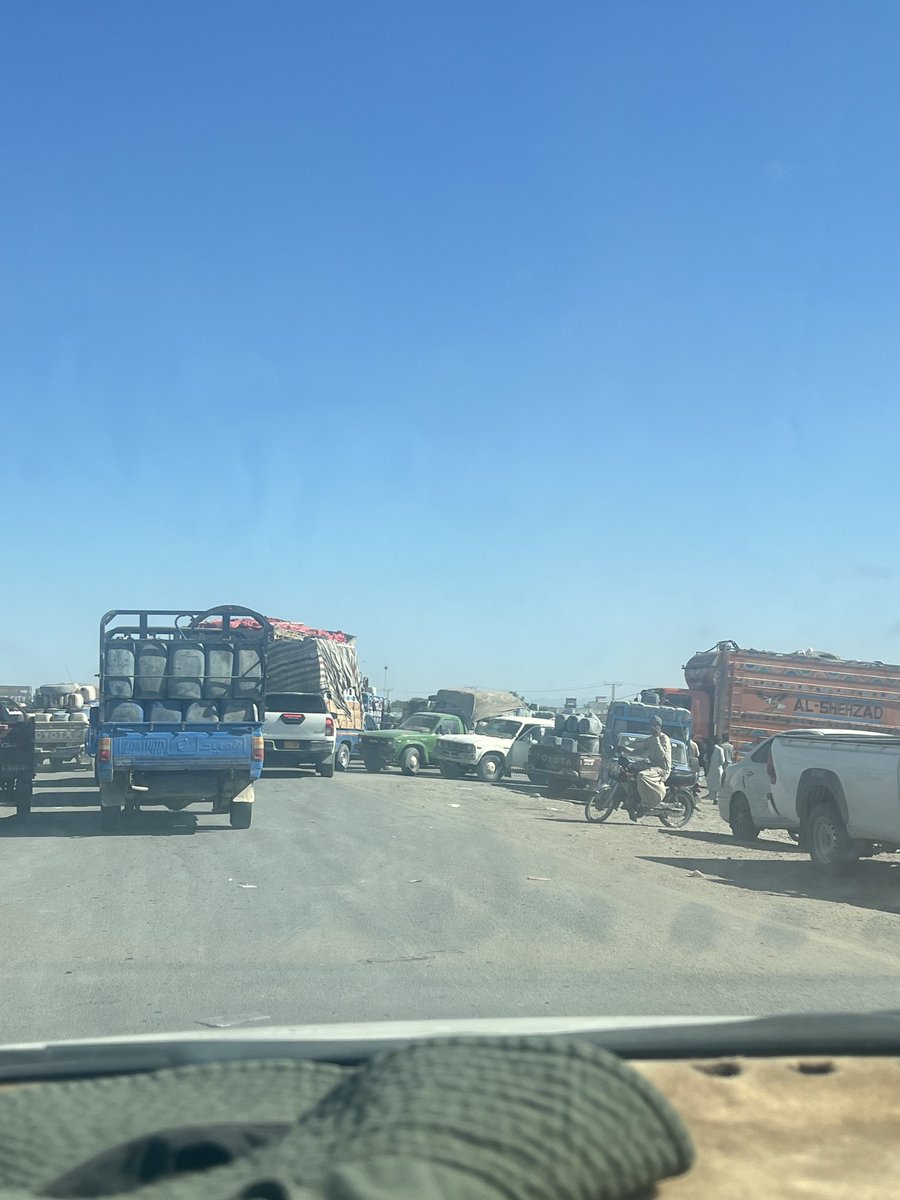 mahnazbaloc's tweet photo. CPEC روڈ , جوسک تربت کراس ، پاکستان کی سب سے بڑی ، غیر قانونی ایرانی پیٹرولیم مصنوعات کی منڈی ، جوانسانی جان سلامتی کے لئے ایک بڑا خطرہ ،  کسی بھی وقت ایک انسانی جانی المیے کو خدا نخواستہ جنم دے سکتی ہے ، حکومت وقت اور مقامی انتظامییا کہاں ہے ؟ @CMShehbaz @SarfarazBugti @DCkech https://t.co/kHNqmmQEsj