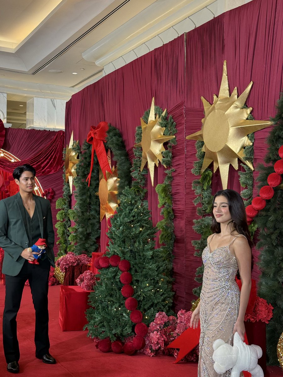 juz4DonBelle's tweet photo. This is my fave photo in this event na para bang sinasabi ni Donny "ang swerte ko talaga'' hahaha 😂🤪 #DonBelle https://t.co/xWZPxkgoO8