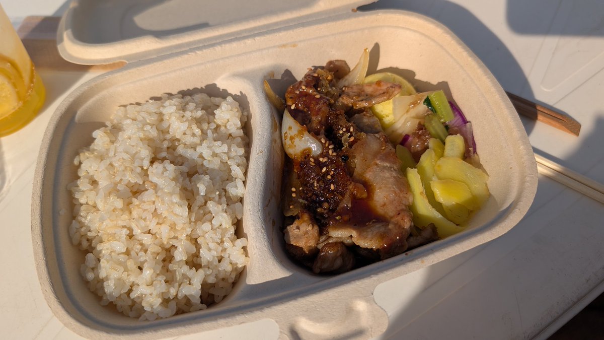 OtatuRaider's tweet image. ＃本日の飯テロ活動
＃本日のうま竹チャレンジ
#VENDORS
＃千葉みなと
＃みみのすけ
＃MoiMoi
＃食べよう野菜
＃うまタッチャン
＃うまともちゃん
＃うま竹
みみのすけさん
タッチャンSP
スタンダードの　
生姜焼きに　
＋100円で
店主 特製の 辣油をかけてもらいました