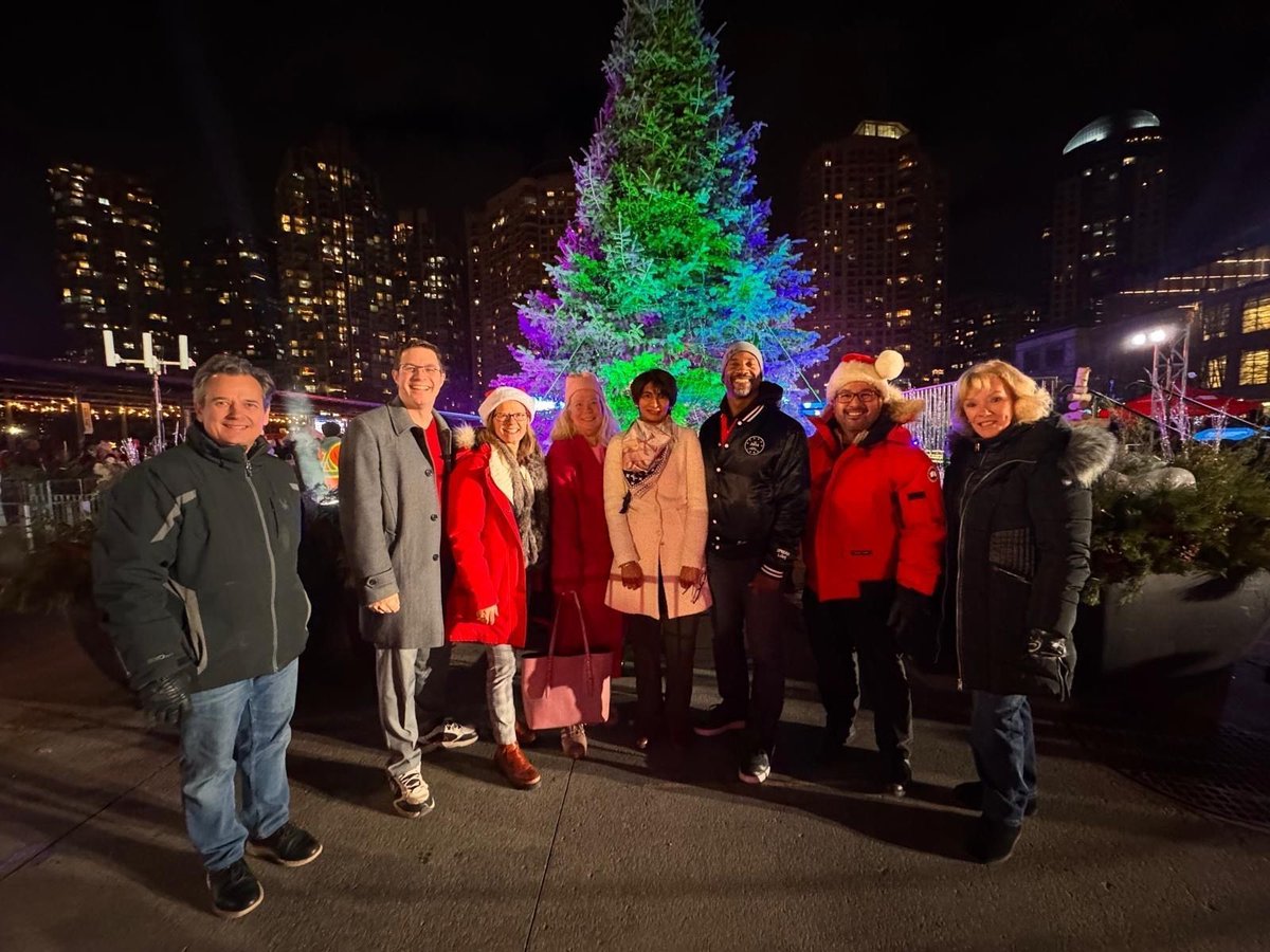 ‘Tis the season to celebrate together in the City of Mississauga! Yesterday, we enjoyed holiday cheer in our community for Light Up the Square and the Santa Claus Parade! It’s a great kick off to the festive season sharing in the magic of Christmas with everyone!