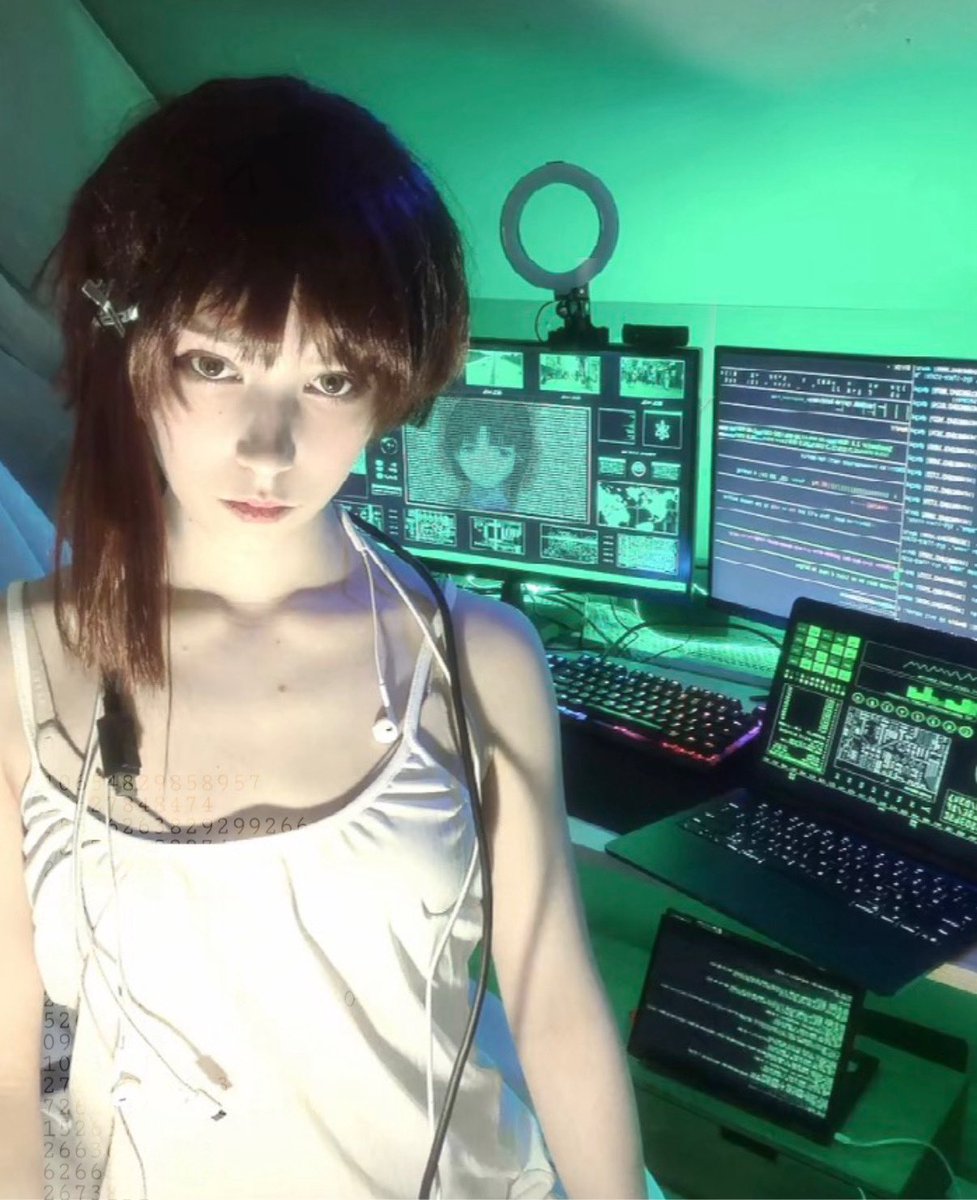 kayfloppaa's tweet photo. hello this is my lain cosplay https://t.co/0gEFQwvxcM