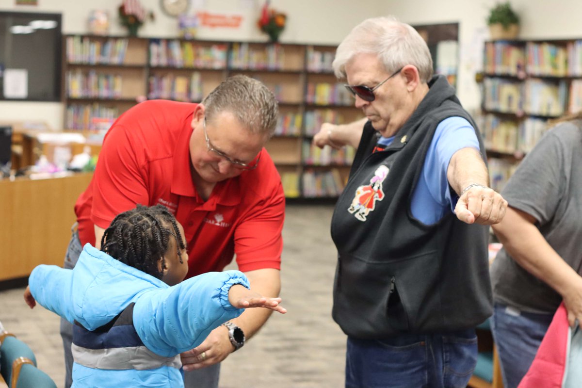 cedarhillisd's tweet image. Thank you to the @cedarhillrotary  for donating over 300 coats to our elementary scholars! 🧥 This gift surpasses the Coats for Kids program&apos;s total giving of $100,000! We are so grateful for your continued support. 🙌 #StrongerTogether