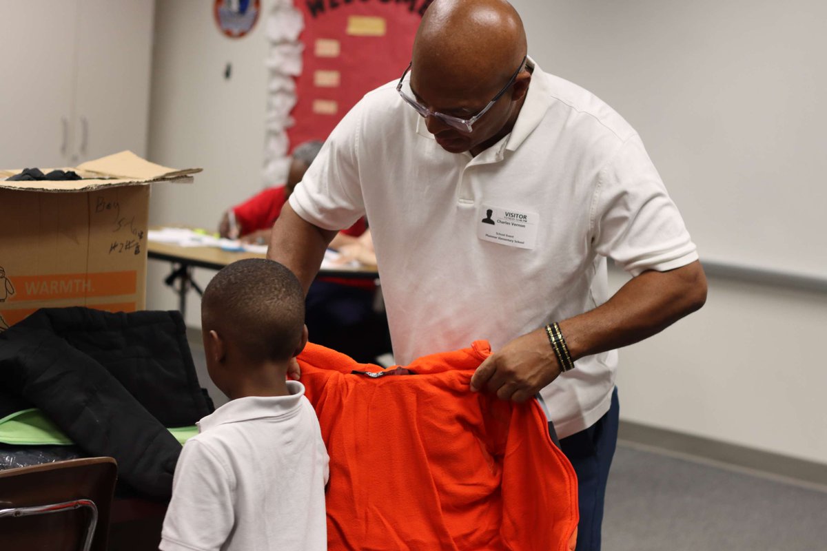 cedarhillisd's tweet image. Thank you to the @cedarhillrotary  for donating over 300 coats to our elementary scholars! 🧥 This gift surpasses the Coats for Kids program&apos;s total giving of $100,000! We are so grateful for your continued support. 🙌 #StrongerTogether