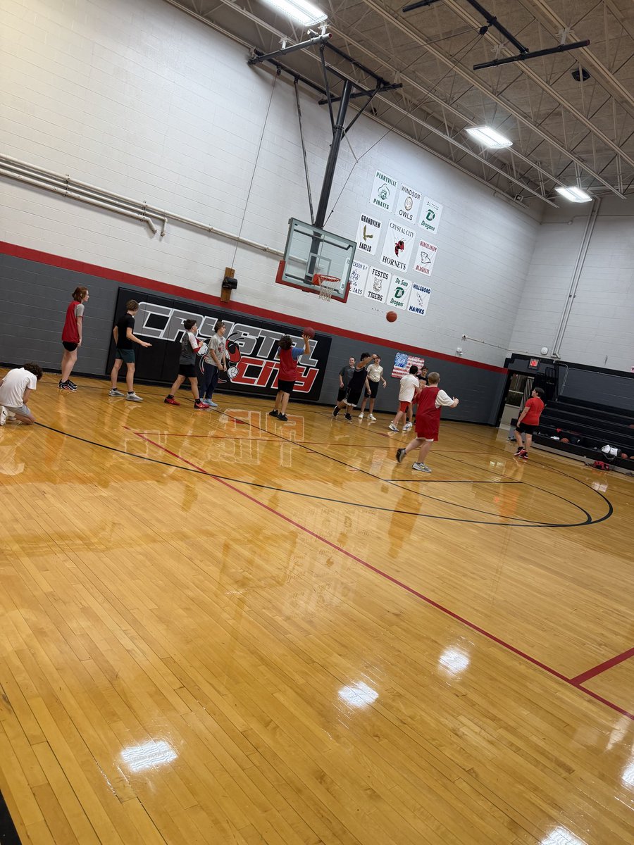 MiddleCrystal's tweet image. Great turnout at the shoot around as both teams look forward to playing tomorrow in our tournaments!