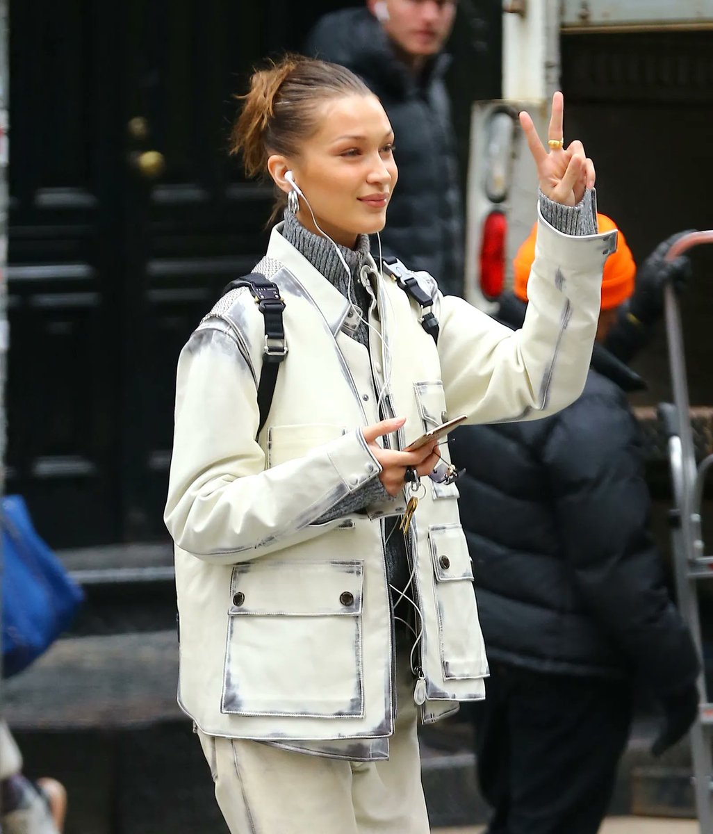 s_pandeyjii's tweet image. ट्रेंड समझकर आप वायरलेस इयरफोन लगा रहे हो और सेलेब्रिटीज़ ट्रेंड समझकर वायर्ड पर लौट चुके हैं।

आजकल सोशल मीडिया पर नया फैशन है कानों में वायर्ड earphones सेलिब्रिटीज भी, कॉलेज वाले भी, सब इसी स्टाइल में घूम रहे हैं।

लेकिन ये सिर्फ़ ट्रेंड नहीं इसके पीछे एक सच्चाई छिपी है जिसे…