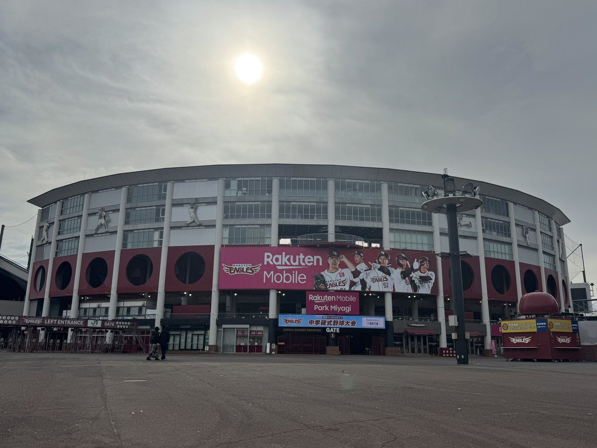 原点回帰お散歩ラン

仙台を離れている間に女子高だった母校が 共学の中高一貫校になってました
ずっと気になっていたので 行って来ました
7階建ての校舎に驚愕！
陸上部時代よく走らせて頂いた陸上競技場の外周を走って懐かしんでラン終了