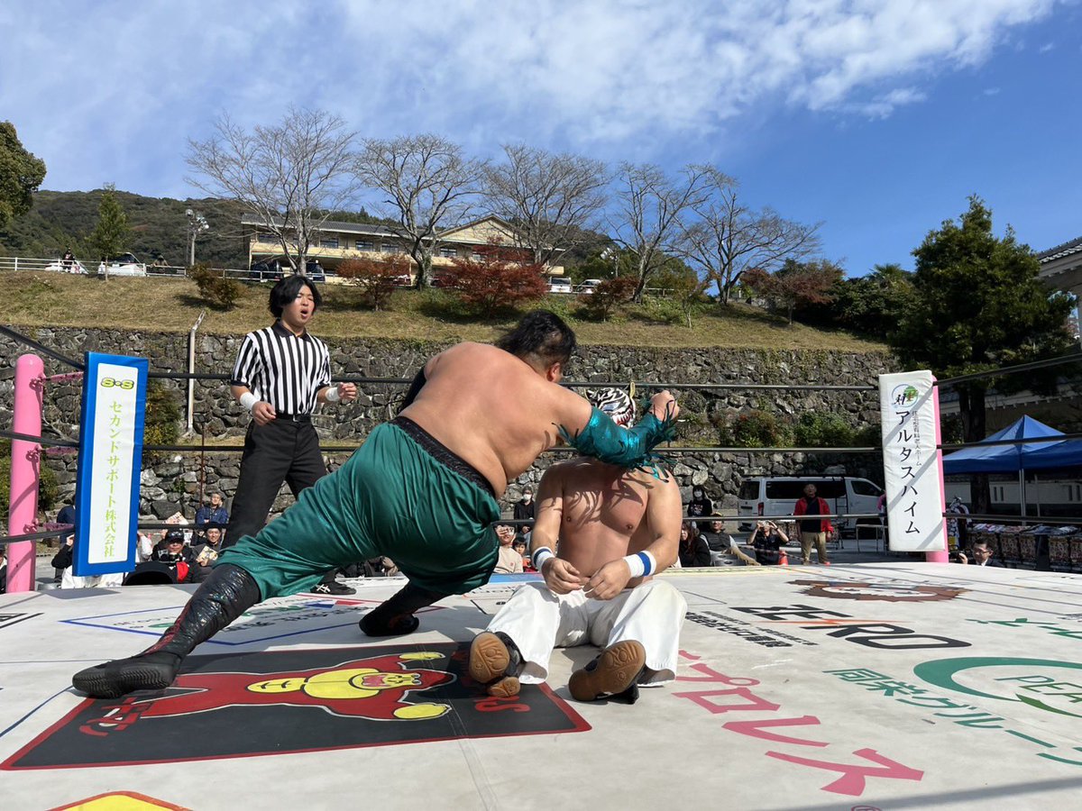 osakapro's tweet photo. 『大阪プロレス高知大会 “高知初上陸！！”』
第①試合
⚪︎タイガースマスク vs ⚫︎原口知弥（鳥取だらずプロレス）

大阪プロレス vs 鳥取だらずプロレスの対抗戦として注目を集めたこの一戦。
タイガースマスクの1.5倍はあろうかという巨漢・原口がガッチリとロックアップから主導権を握り、タイガースを豪快に吹っ飛ばす。タックル、ボディスラム、さらにスリーパーホールドで締め上げ、一気に試合の流れをつかむ。

苦しい展開の中、タイガースは得意のキックで反撃。高知のお客様も大きく沸き、流れが変わる。しかし原口も再び盛り返し、強烈なボムを叩き込みバックドロップまで狙うなど、タイガースに大ピンチが続く。

なんとか丸め込みからつなぎ、バズソーキックを決めて勝負をかけるが、コーナーに登ったところを原口が雪崩式ブレンバスターで叩き落とす大技！
それでもタイガースは土壇場でかわし、トップロープからのボディプレスを回避。最後は命からがらの丸め込みで勝利をつかんだ。