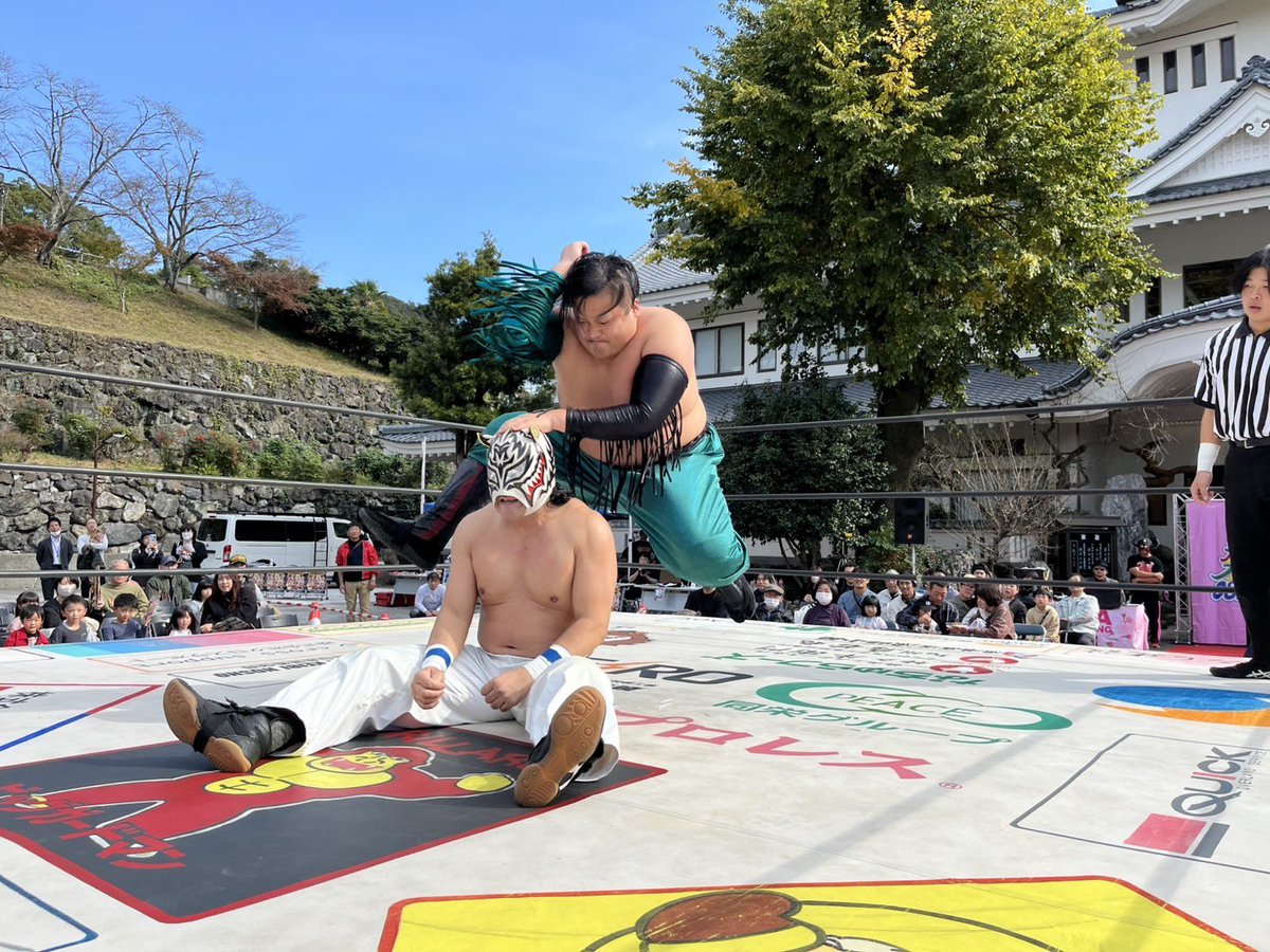 osakapro's tweet photo. 『大阪プロレス高知大会 “高知初上陸！！”』
第①試合
⚪︎タイガースマスク vs ⚫︎原口知弥（鳥取だらずプロレス）

大阪プロレス vs 鳥取だらずプロレスの対抗戦として注目を集めたこの一戦。
タイガースマスクの1.5倍はあろうかという巨漢・原口がガッチリとロックアップから主導権を握り、タイガースを豪快に吹っ飛ばす。タックル、ボディスラム、さらにスリーパーホールドで締め上げ、一気に試合の流れをつかむ。

苦しい展開の中、タイガースは得意のキックで反撃。高知のお客様も大きく沸き、流れが変わる。しかし原口も再び盛り返し、強烈なボムを叩き込みバックドロップまで狙うなど、タイガースに大ピンチが続く。

なんとか丸め込みからつなぎ、バズソーキックを決めて勝負をかけるが、コーナーに登ったところを原口が雪崩式ブレンバスターで叩き落とす大技！
それでもタイガースは土壇場でかわし、トップロープからのボディプレスを回避。最後は命からがらの丸め込みで勝利をつかんだ。