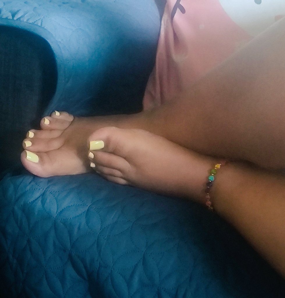 piesitos_freya's tweet image. Dominguito en casa