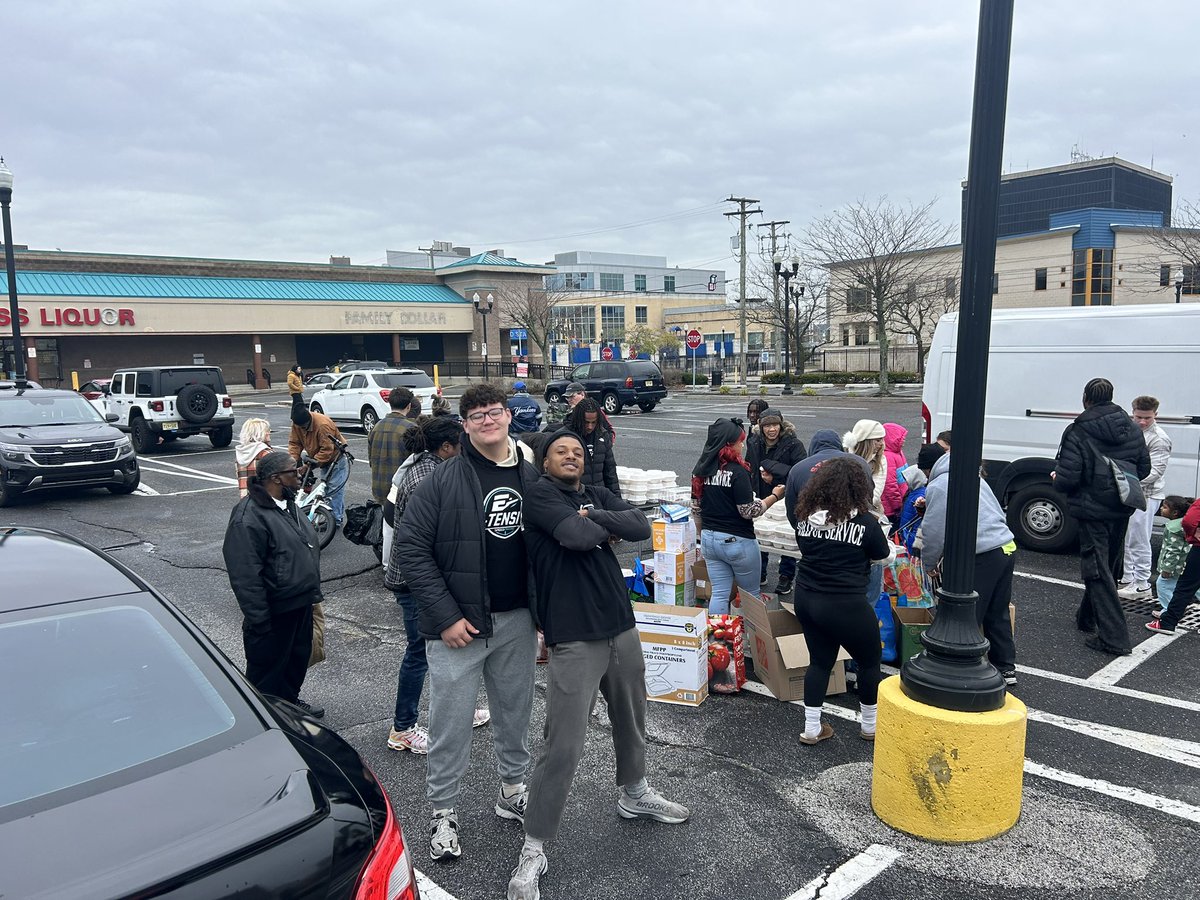 ShieldsBra62622's tweet image. Awesome day Saturday blessing those in need in Atlantic City with my trainer EZ Twitch and the gang. Sunday was back in the gym getting BFS. Wrestling starts tomorrow! @HermitsFootball @HermitAthletics @kevinquinn74 @njgridiron_ @coachjfranklin @CoachBobSurace @FranBrownCuse…
