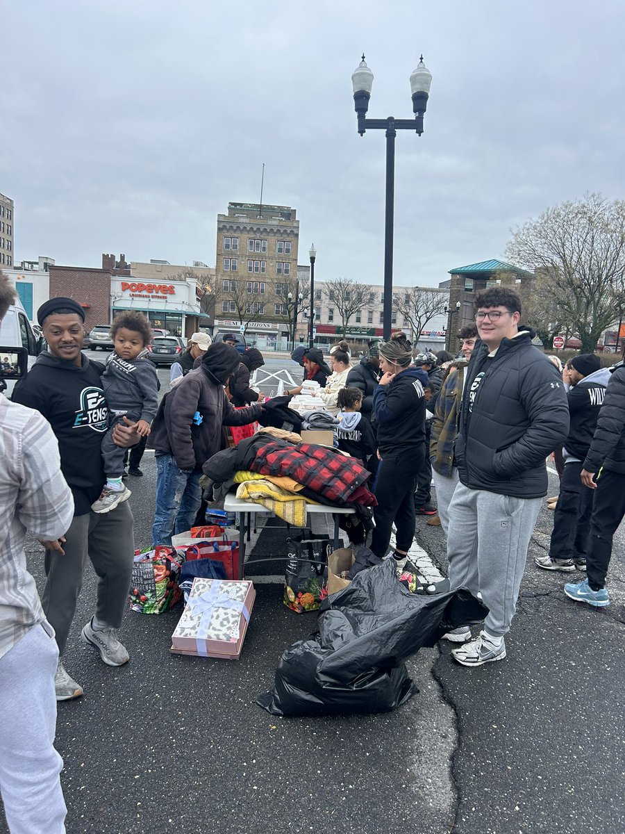 ShieldsBra62622's tweet image. Awesome day Saturday blessing those in need in Atlantic City with my trainer EZ Twitch and the gang. Sunday was back in the gym getting BFS. Wrestling starts tomorrow! @HermitsFootball @HermitAthletics @kevinquinn74 @njgridiron_ @coachjfranklin @CoachBobSurace @FranBrownCuse…