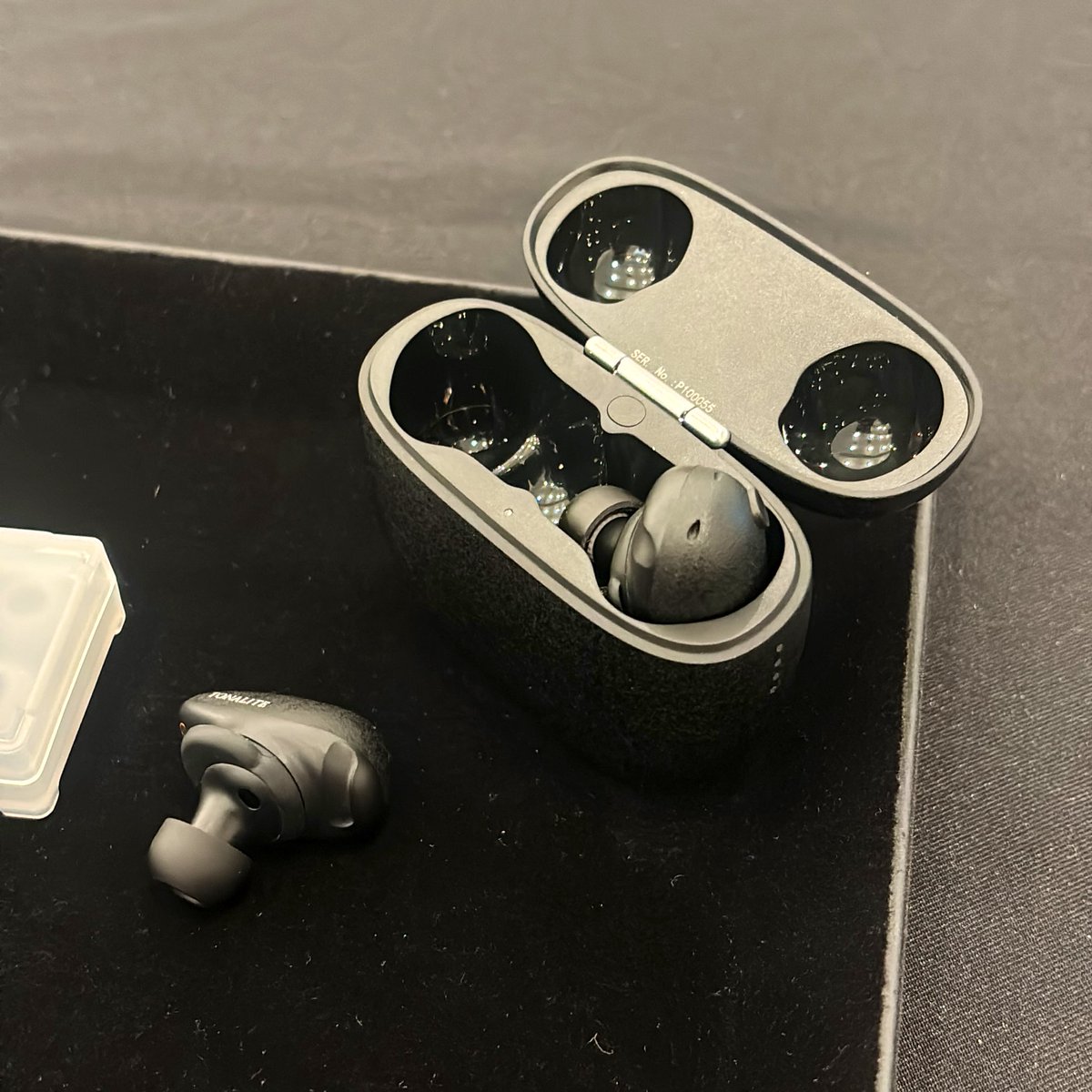 zipang67's tweet image. 予約制の試聴会参加してきました。
測定が大体30分程度で何回かエラーがありましたが無事完了。
第一印象、仮想耳！？外音取込みが自然。
個人的にはリファレンスと-R設定が好みで、
Live音源などは最前と2階席くらい印象が変わる。
測定無しとの差が凄い。平面と立体くらいの印象の違い。
 #TONALITE